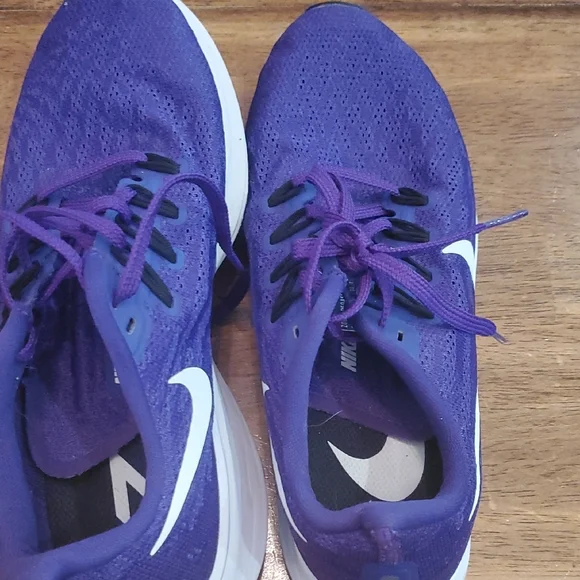 Nike Purple and White Athletic Shoes for Performance - Picture 7 of 7